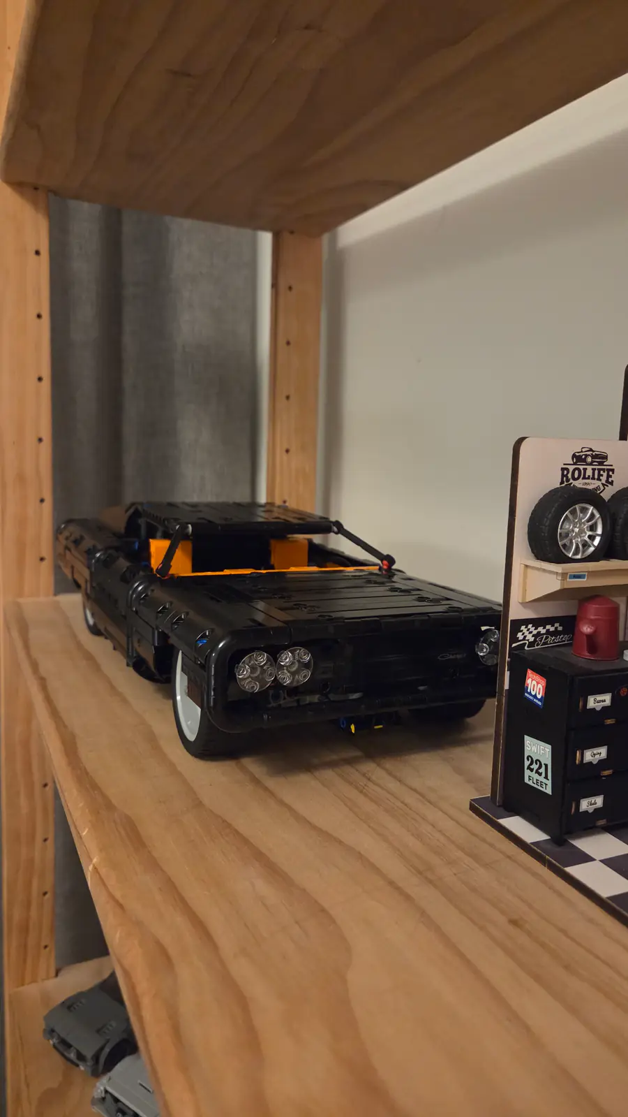 Front three-quarter with garage diorama